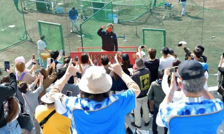 　キャンプ最終日、大勢のファンにあいさつする新庄ビッグボス（撮影・金田祐二）