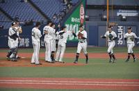 　試合に勝利し、喜ぶオリックスナイン（撮影・石井剣太郎）