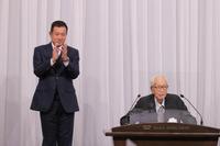 　壇上で挨拶した渡辺恒雄主筆（右）に拍手をする原辰徳監督（代表撮影）