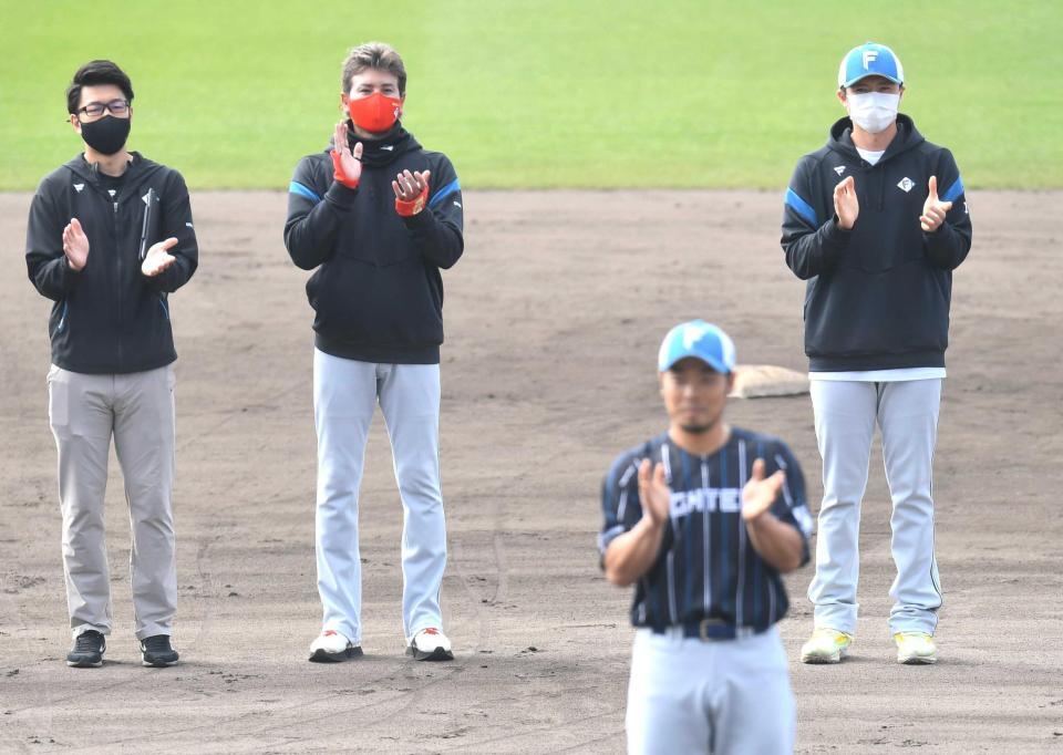 　近藤（手前）の音頭で手締めする新庄ビッグボス