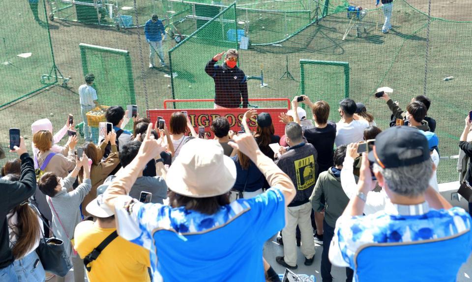 　キャンプ最終日、大勢のファンにあいさつする新庄ビッグボス（撮影・金田祐二）