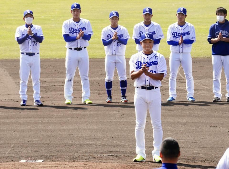 　手締めをする中日・大野雄（手前）と立浪監督（左端）ら＝北谷