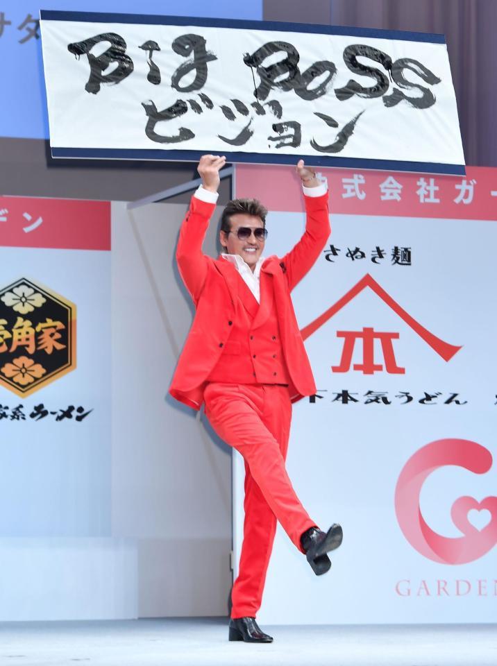 　ボードを笑顔で掲げる新庄ビッグボス（撮影・西岡正）