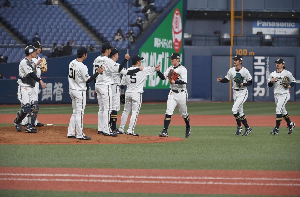 　試合に勝利し、喜ぶオリックスナイン（撮影・石井剣太郎）