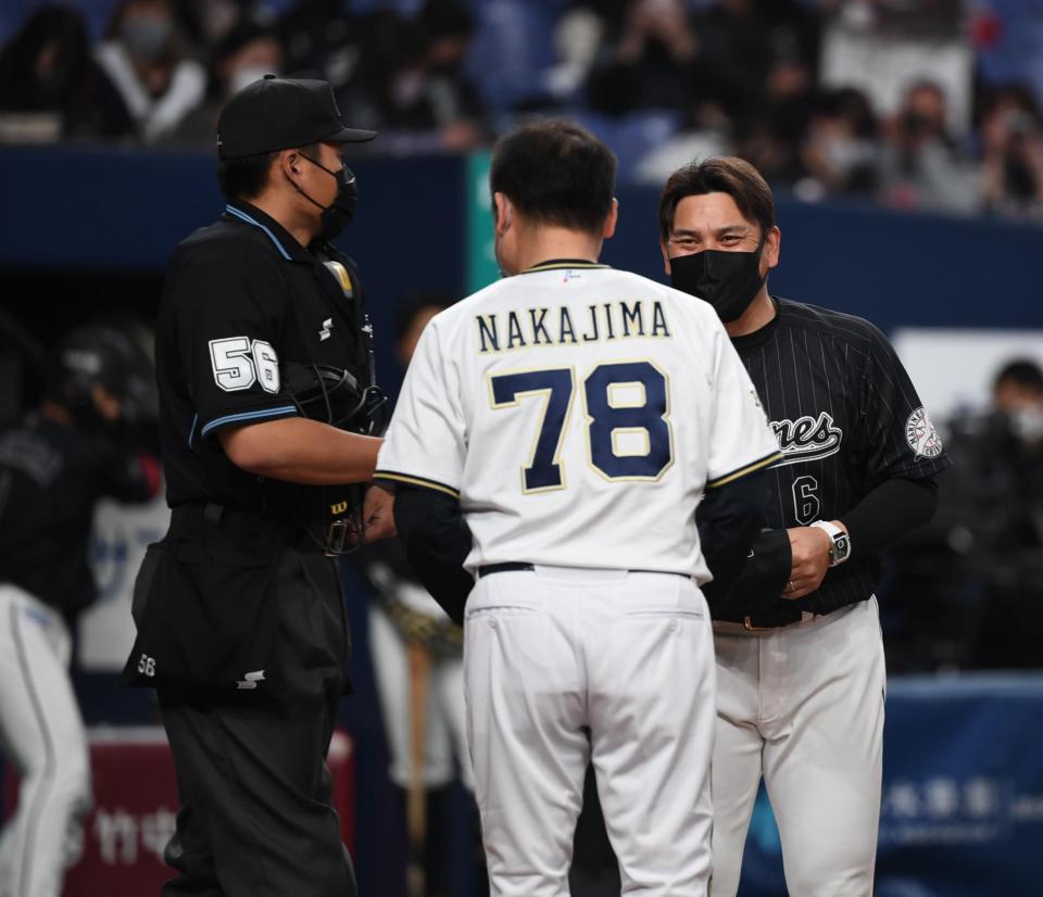 　試合前に会話を交わす中嶋監督（７８）と井口監督（右）＝撮影・石井剣太郎