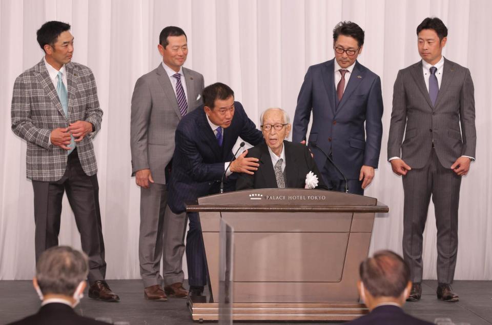 　渡辺恒雄主筆（中央）を囲んで記念撮影をする（左から）阿部コーチ、桑田コーチ、原監督、元木コーチ、亀井コーチ（代表撮影）