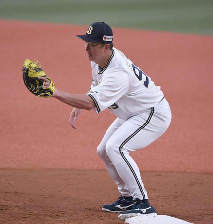 　試合終了前に守備練習する杉本（撮影・石井剣太郎）