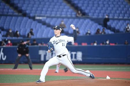 　力投するオリックス・山崎（撮影・石井剣太郎）