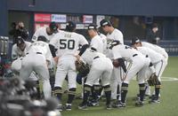 　試合を控え、円陣を組むオリックスナイン（撮影・石井剣太郎）