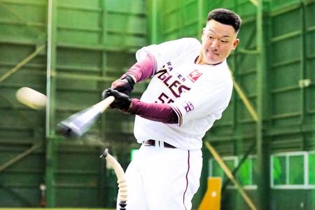 　打撃練習を行う安田（提供楽天球団）