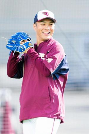 　笑顔で調整を行う則本（提供楽天球団）