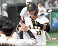 　７回、右越えにオープン戦１号を放ち出迎えを受ける中田