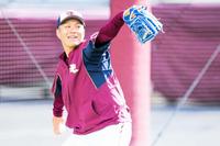 　笑顔で調整を行う則本（提供楽天球団）