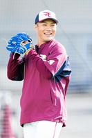 　笑顔で調整を行う則本（提供楽天球団）