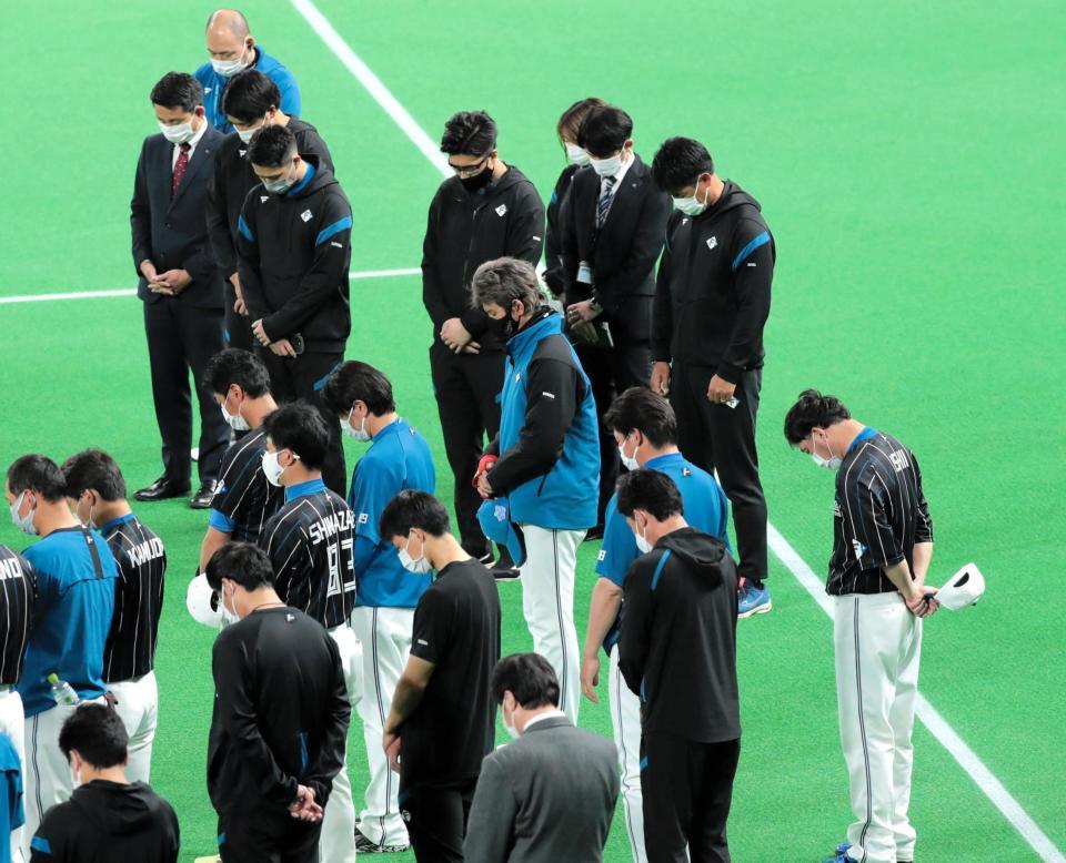 　黙祷を捧げる新庄剛志ビッグボス（中央）＝撮影・中島達哉
