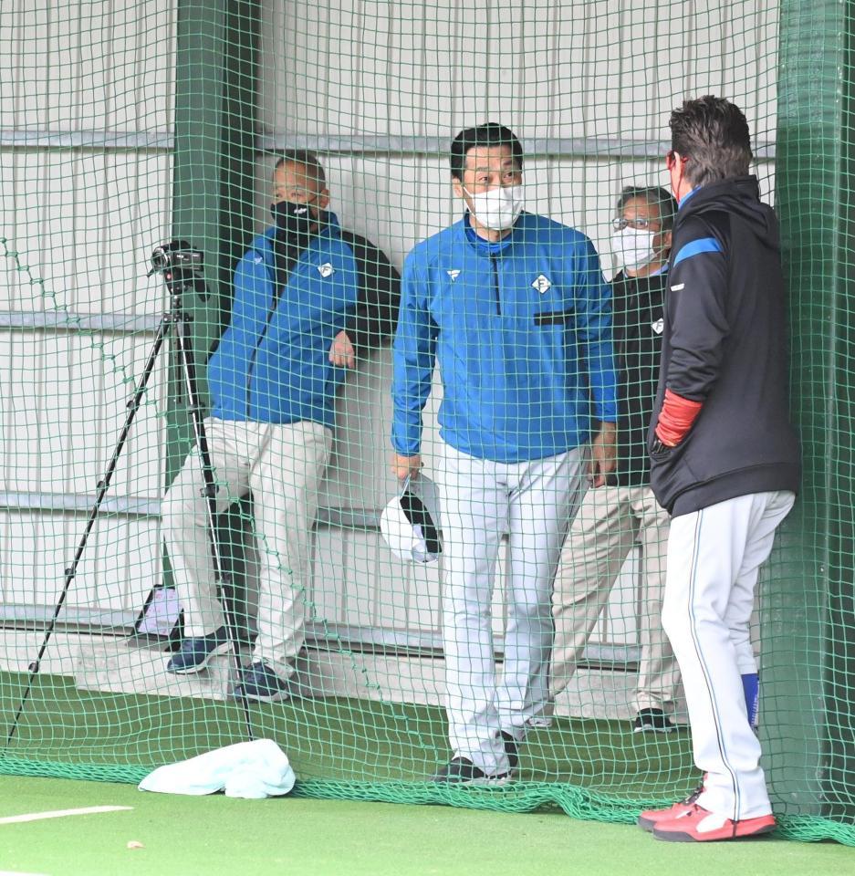 　２月１０日、ブルペンで練習を見つめる今成泰章スカウト（左奥）