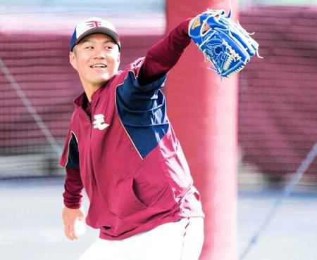 　笑顔で調整を行う則本（提供楽天球団）