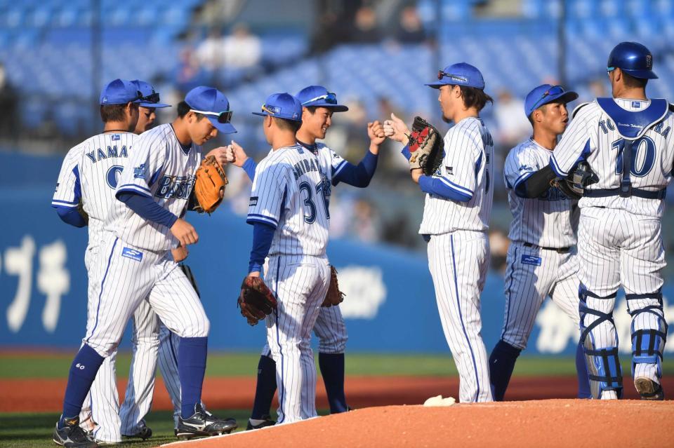 　広島に連勝しタッチを交わすＤｅＮＡナイン（撮影・開出牧）