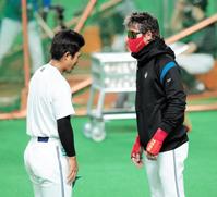 　謝る今川（左）と新庄ビッグボス（撮影・中島達哉）