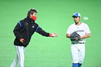 　近藤（右）に守備指導する新庄ビッグボス（撮影・高石航平）