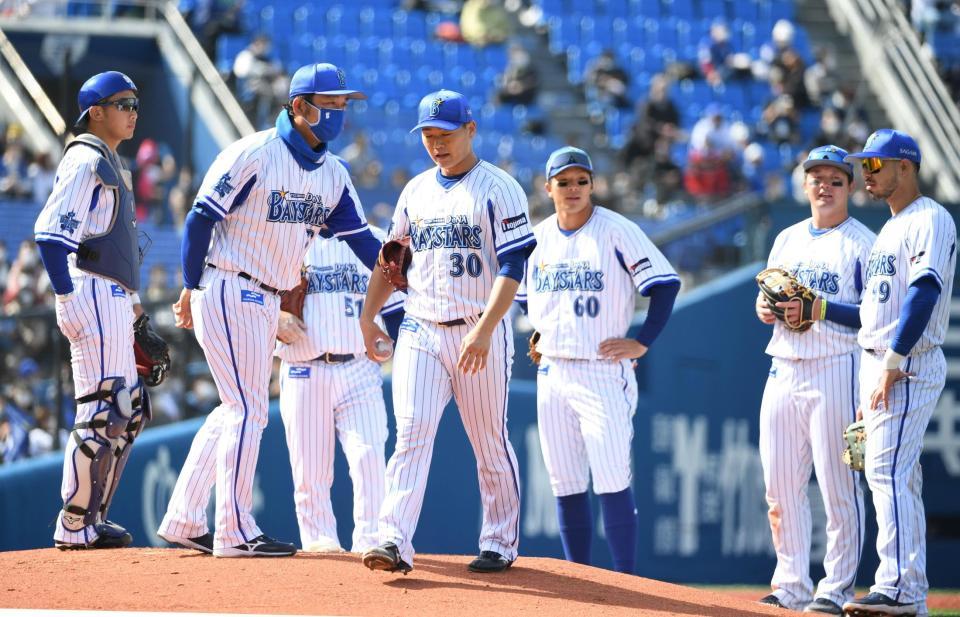 　２回途中５失点でマウンドを降りる三浦（撮影・佐藤厚）