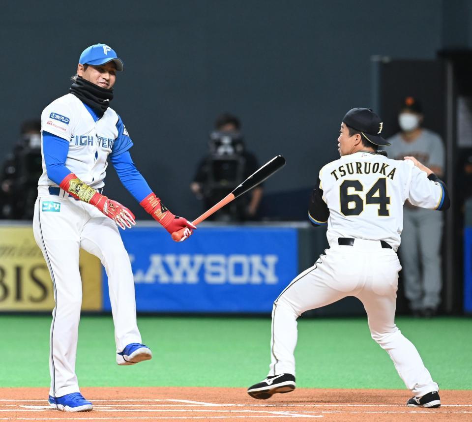 　引退セレモニーでバッターを務める新庄ビッグボスと二塁に送球する鶴岡慎也氏（撮影・高石航平）