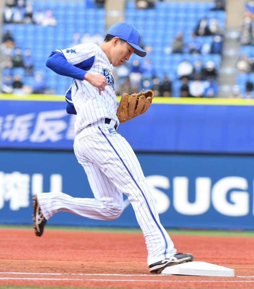 　１回、ベースカバーに入る大貫（撮影・佐藤厚）