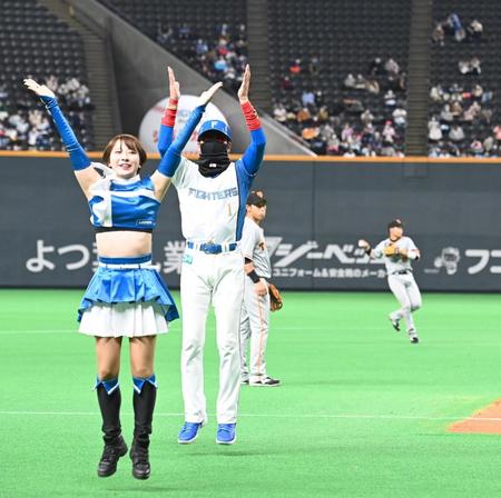 三塁コーチになり、ファイターズガールと一緒に踊る新庄ビッグボス（撮影・高石航平）