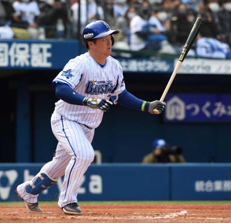 　２回、牧は二塁内野安打を放つ（撮影・佐藤厚）