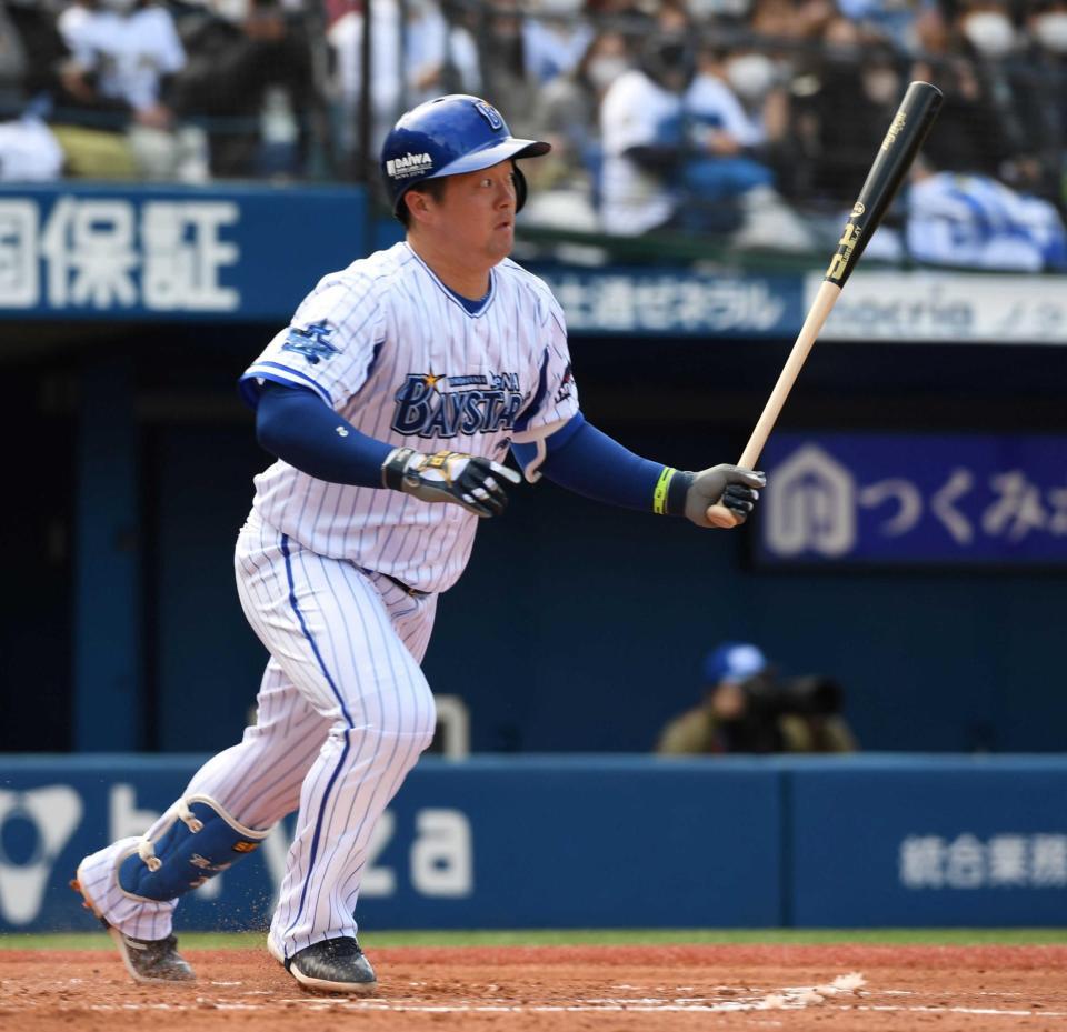 　２回、牧は二塁内野安打を放つ（撮影・佐藤厚）