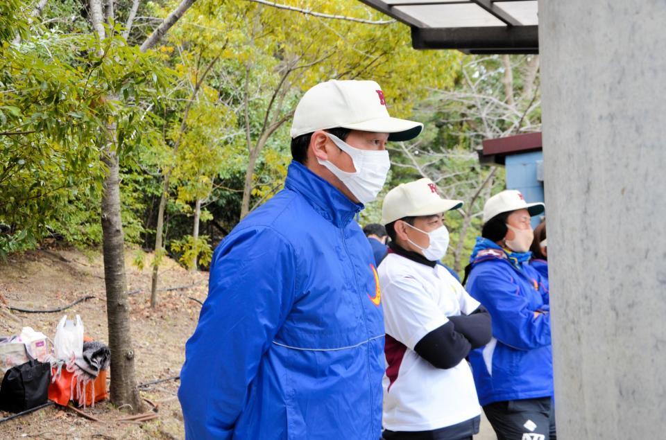 　関西学院－大阪桐蔭戦を見守る新井貴浩氏