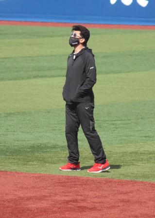 　二塁守備位置から投球練習を見守るＤｅＮＡ・三浦大輔監督