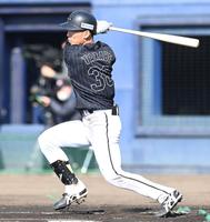 　６回、安打を放つ高部（撮影・高石航平）