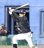 　９回、内野安打を放つ高部（撮影・高石航平）