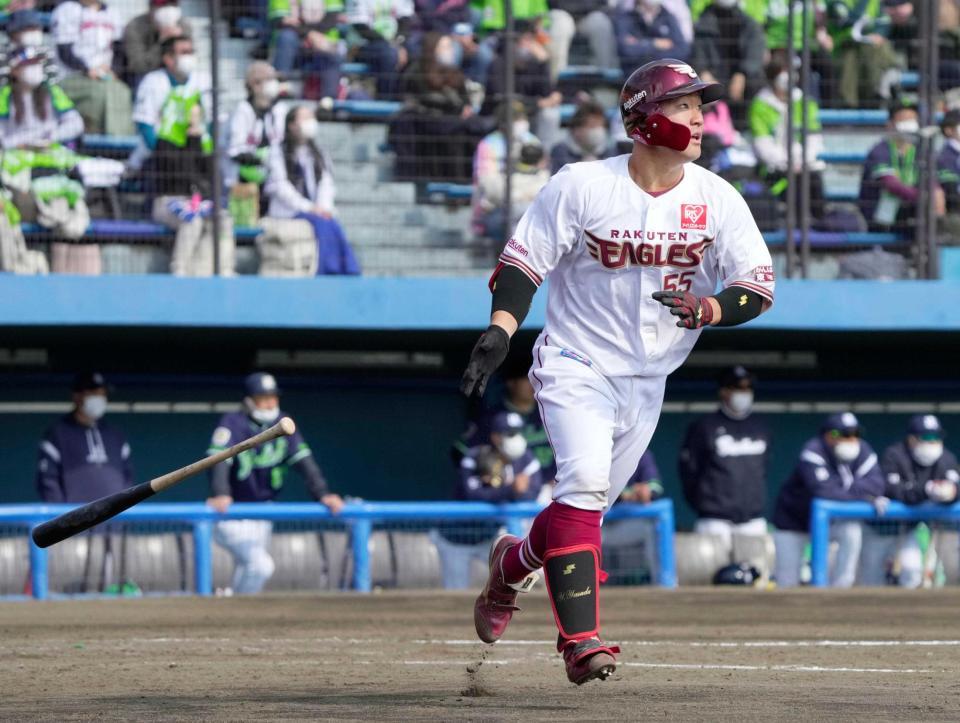 　安田が右越えに３ランを放つ