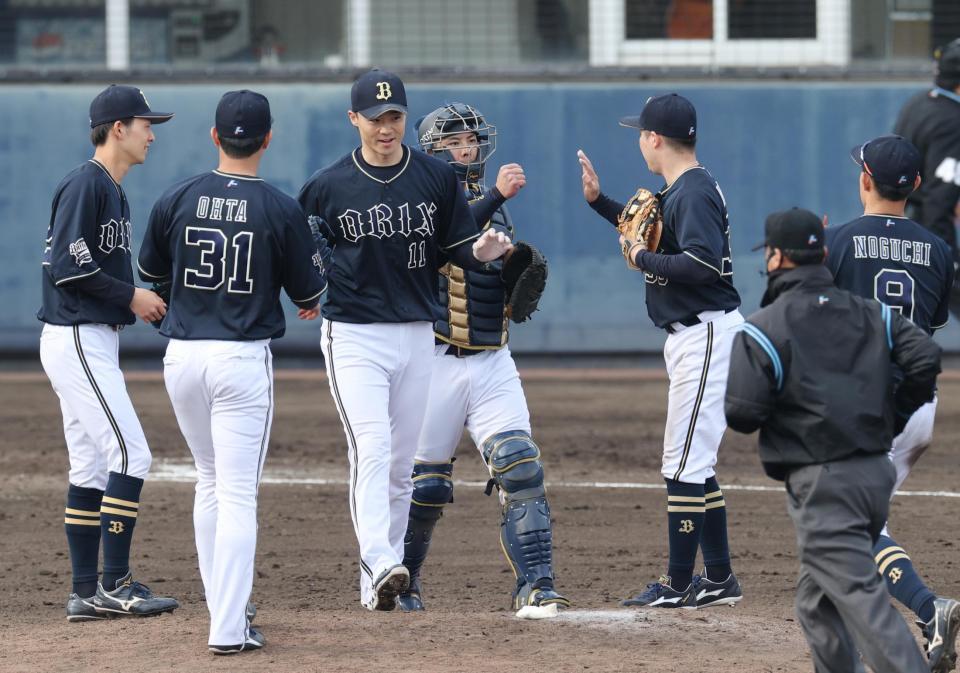 　中日に完封勝ちし、喜ぶオリックスナイン