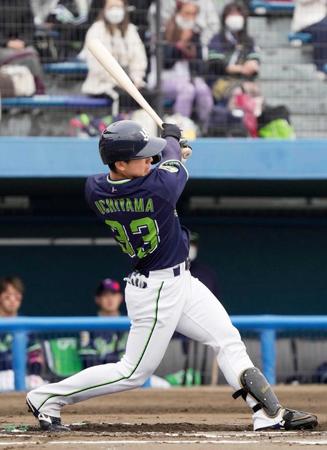 　６回、左越えに本塁打を放つ内山壮