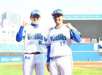 　２０２２年の開幕投手を務める東（右）。左は三浦監督（撮影・中田匡峻）