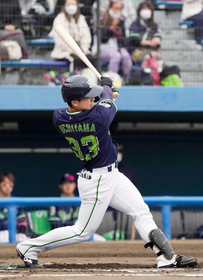 　６回、左越えに本塁打を放つ内山壮