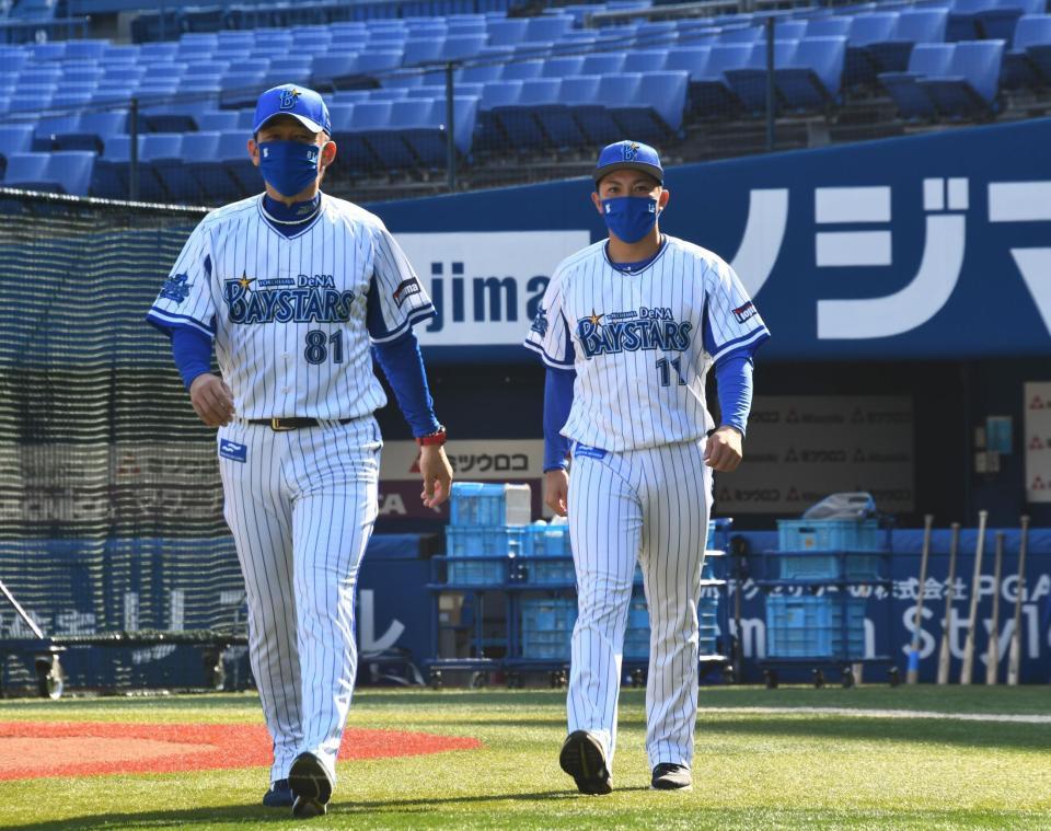 　２０２２年の開幕投手を東（右）に託した三浦監督（撮影・中田匡峻）