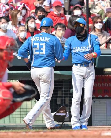 　２回、先制ソロを放った渡辺（左）を出迎える新庄ビッグボス（撮影・立川洋一郎）