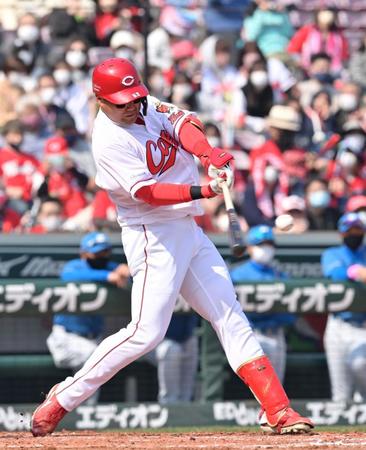 　２回、左翼線へ二塁打を放つ末包（撮影・立川洋一郎）