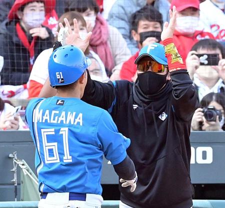 ９回、３ランを放った今川を出迎える新庄監督（撮影・立川洋一郎）