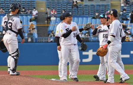 ソフトバンクに勝利し喜ぶヤクルトナイン（撮影・佐々木彰尚）