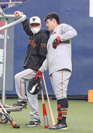 試合前練習で岡本和（右）と話す元木コーチ