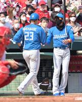 　２回、先制ソロを放った渡辺（左）を出迎える新庄ビッグボス（撮影・立川洋一郎）