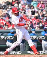 　２回、左翼線へ二塁打を放つ末包（撮影・立川洋一郎）