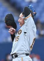 ８回、汗を拭う大勢（撮影・北村雅宏）