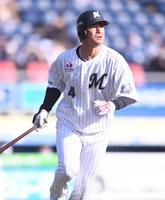 ８回、右越えソロを放つ藤岡（撮影・開出牧）