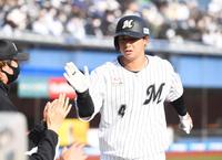 ８回、右越えソロを放ちナインとタッチを交わす藤岡（撮影・開出牧）